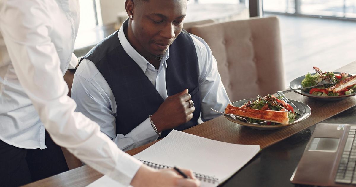 Business Lunch Cashback in Dubai: Save AED 500–1,000 Monthly on Weekday Dining